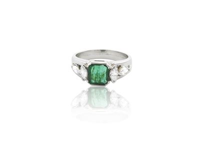 Anello in Oro Bianco con Diamanti e Smeraldo