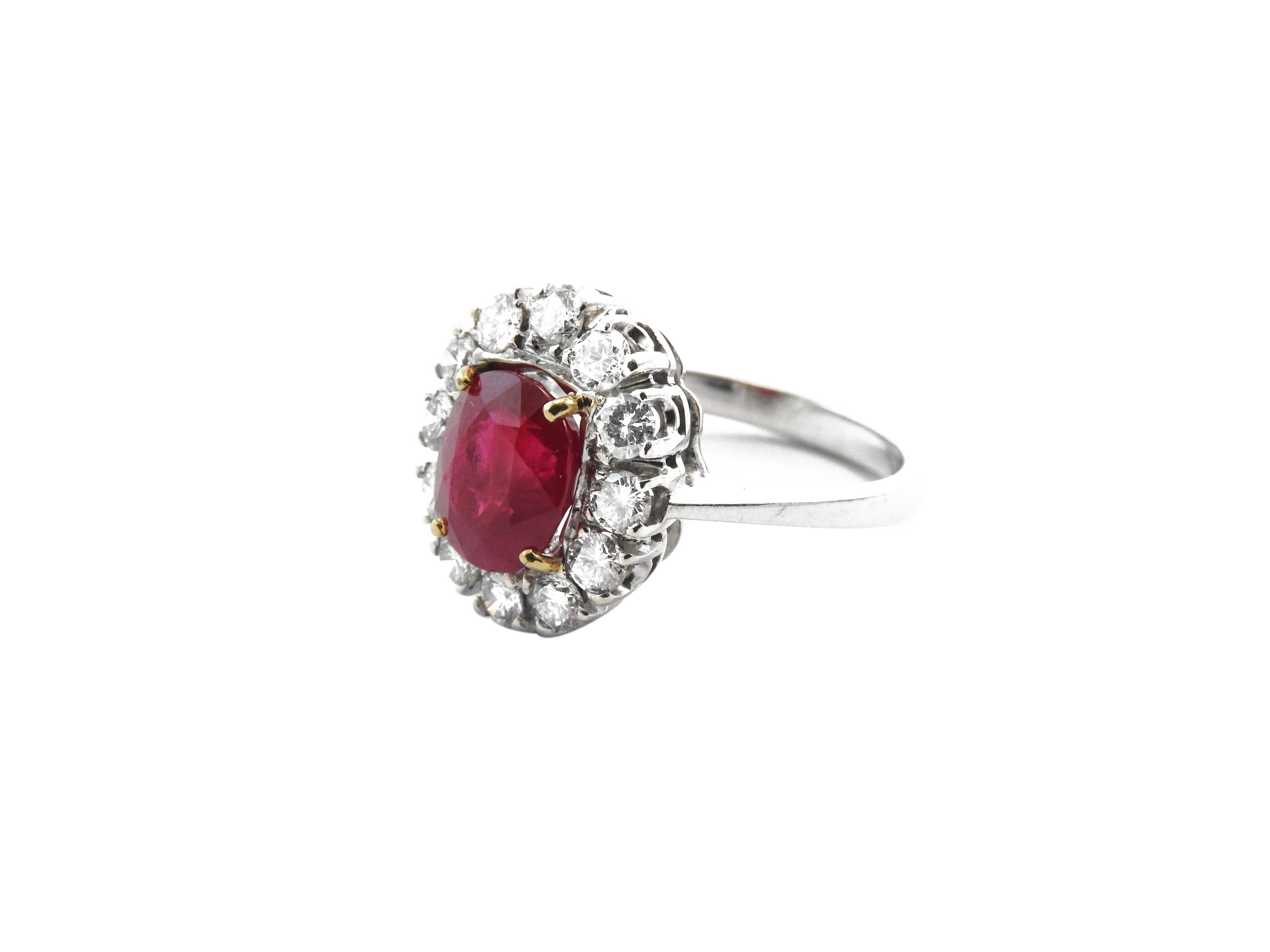 Anello in Oro Bianco con Diamanti e Rubino