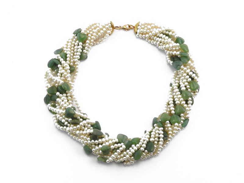 Collana Multifilo di Perle Coltivate Barocche e Nefriti Tinte con Fermezza in Oro Giallo