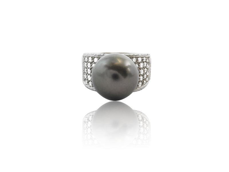 Torrini, Anello a Fascia in Oro Bianco con Diamanti e Perla Tahiti