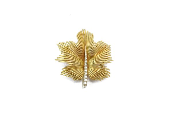 Spilla in oro giallo e bianco con diamanti