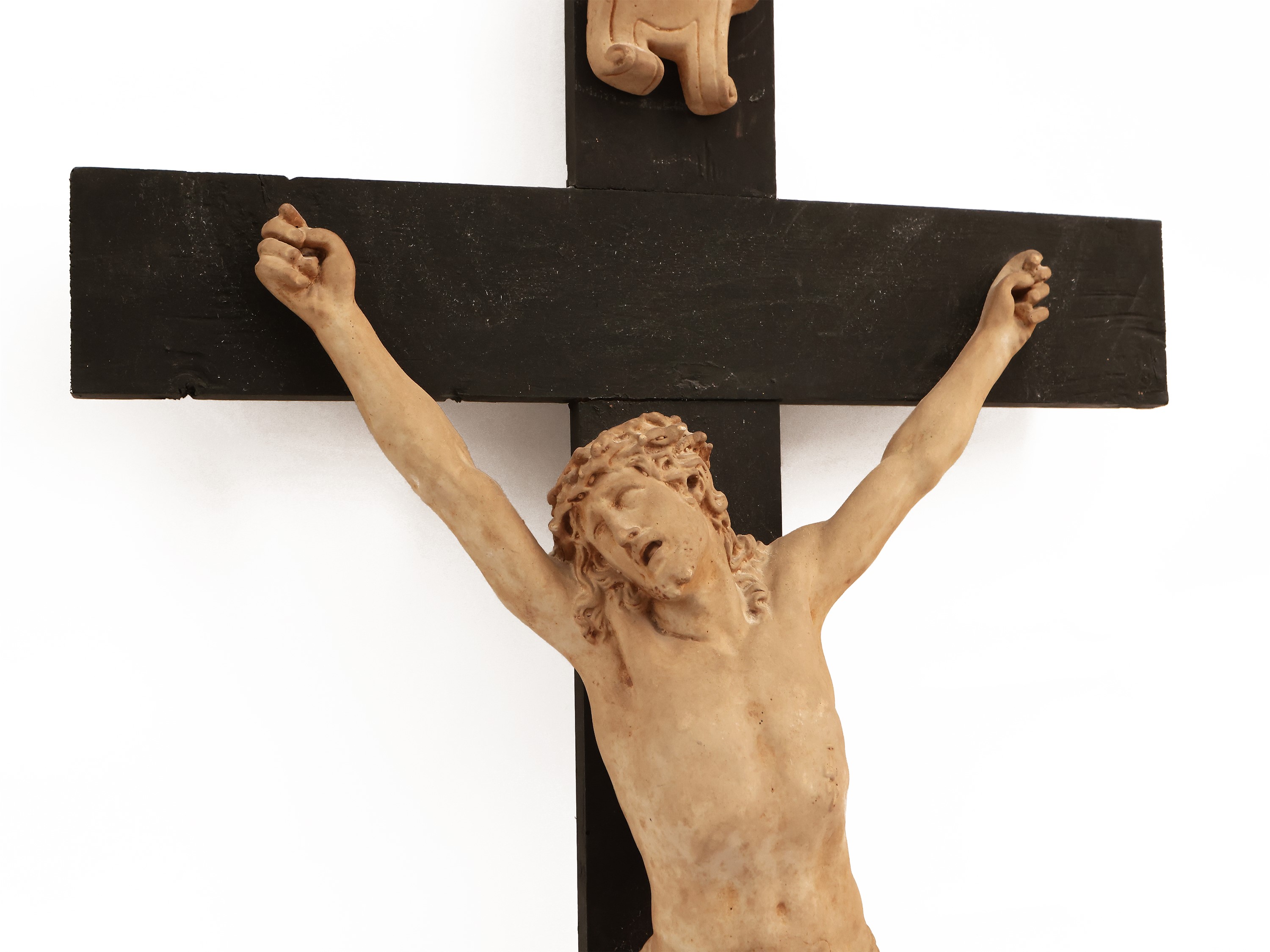Grande Crocifisso in Terracotta e Legno Ebanizzato