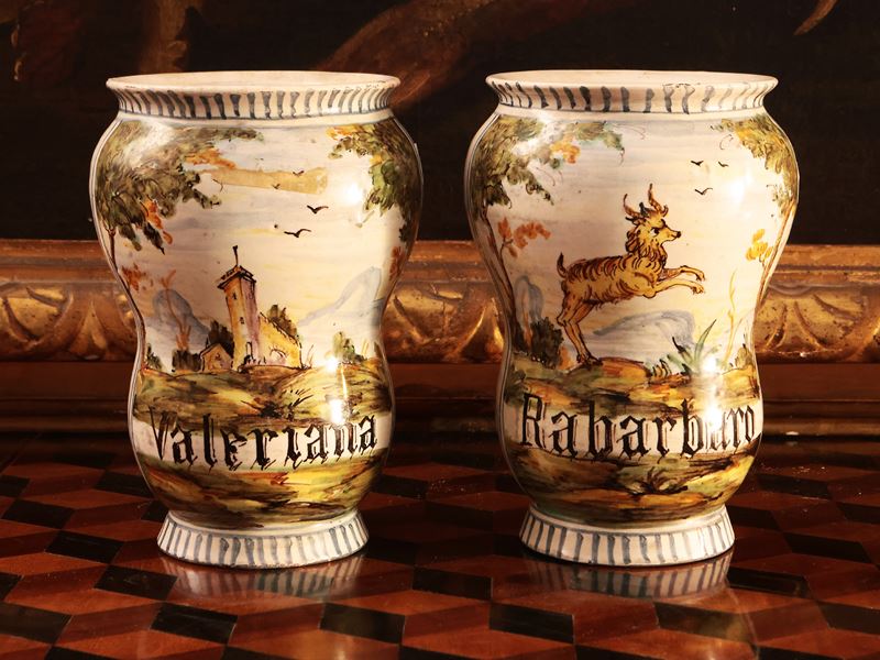 Coppia di Albarelli da Farmacia in Maiolica