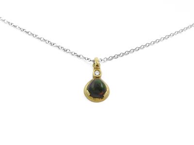 Torrini, Catenina in Oro Bianco e Pendente in Oro Giallo con Diamante ed Opale Nobile Nero