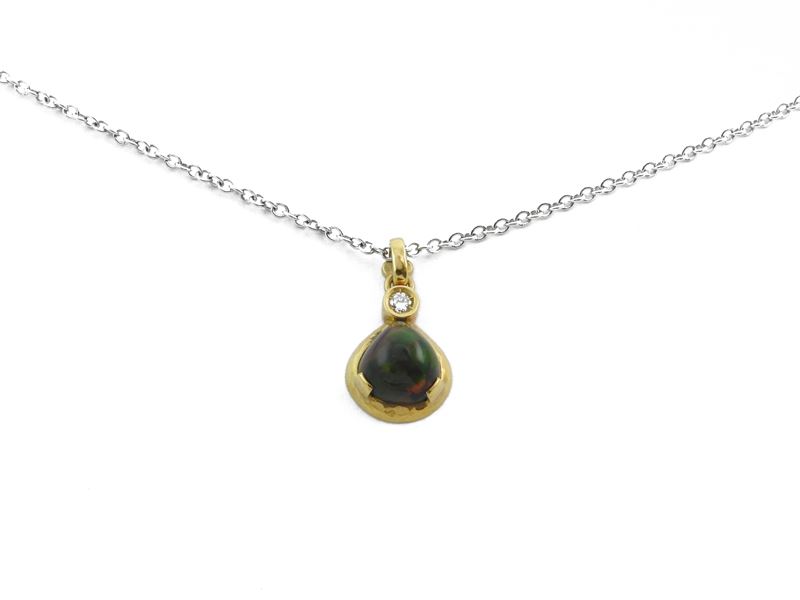 Torrini, Catenina in Oro Bianco e Pendente in Oro Giallo con Diamante ed Opale Nobile Nero