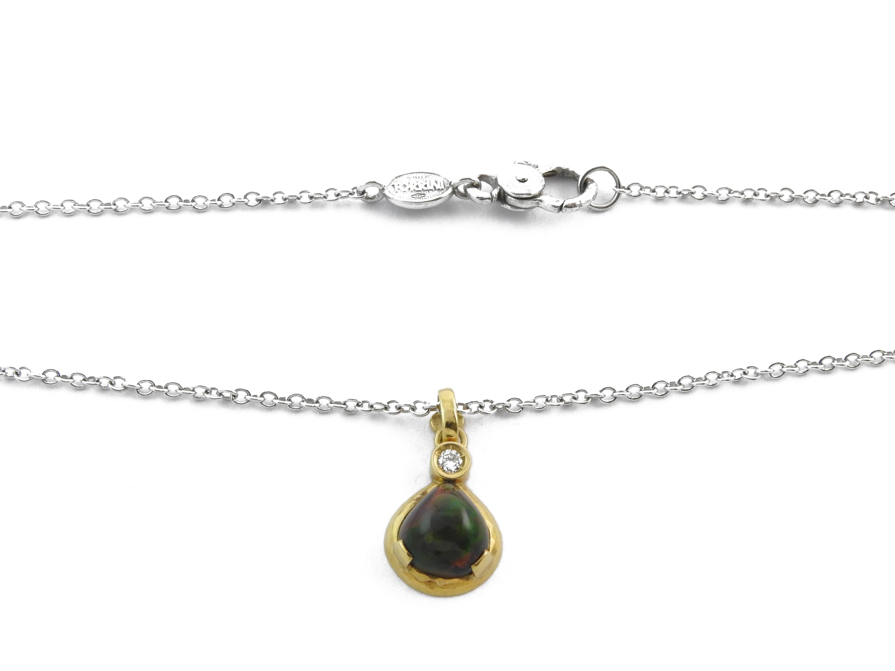 Torrini, Catenina in Oro Bianco e Pendente in Oro Giallo con Diamante ed Opale Nobile Nero