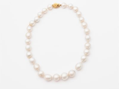 Torrini, Collana di Perle South Sea Bianche Barocche con Fermezza in Oro Giallo