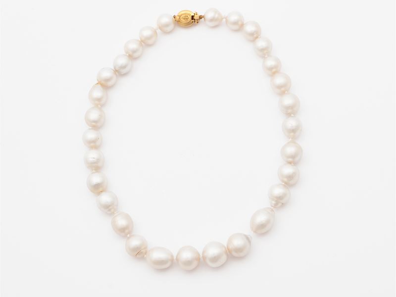Torrini, Collana di Perle South Sea Bianche Barocche con Fermezza in Oro Giallo