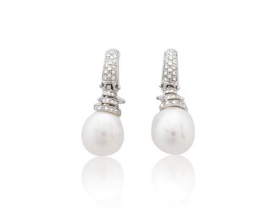 Orecchini Pendenti in Oro Bianco con Diamanti e Perle South Sea Bianche