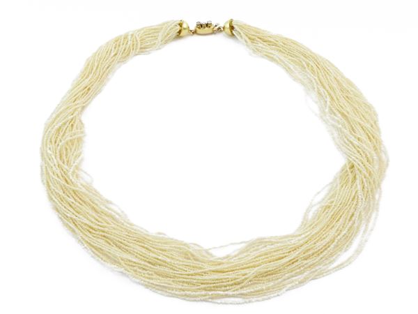 Collana multifilo di microperle con fermezza in oro, diamanti e perla