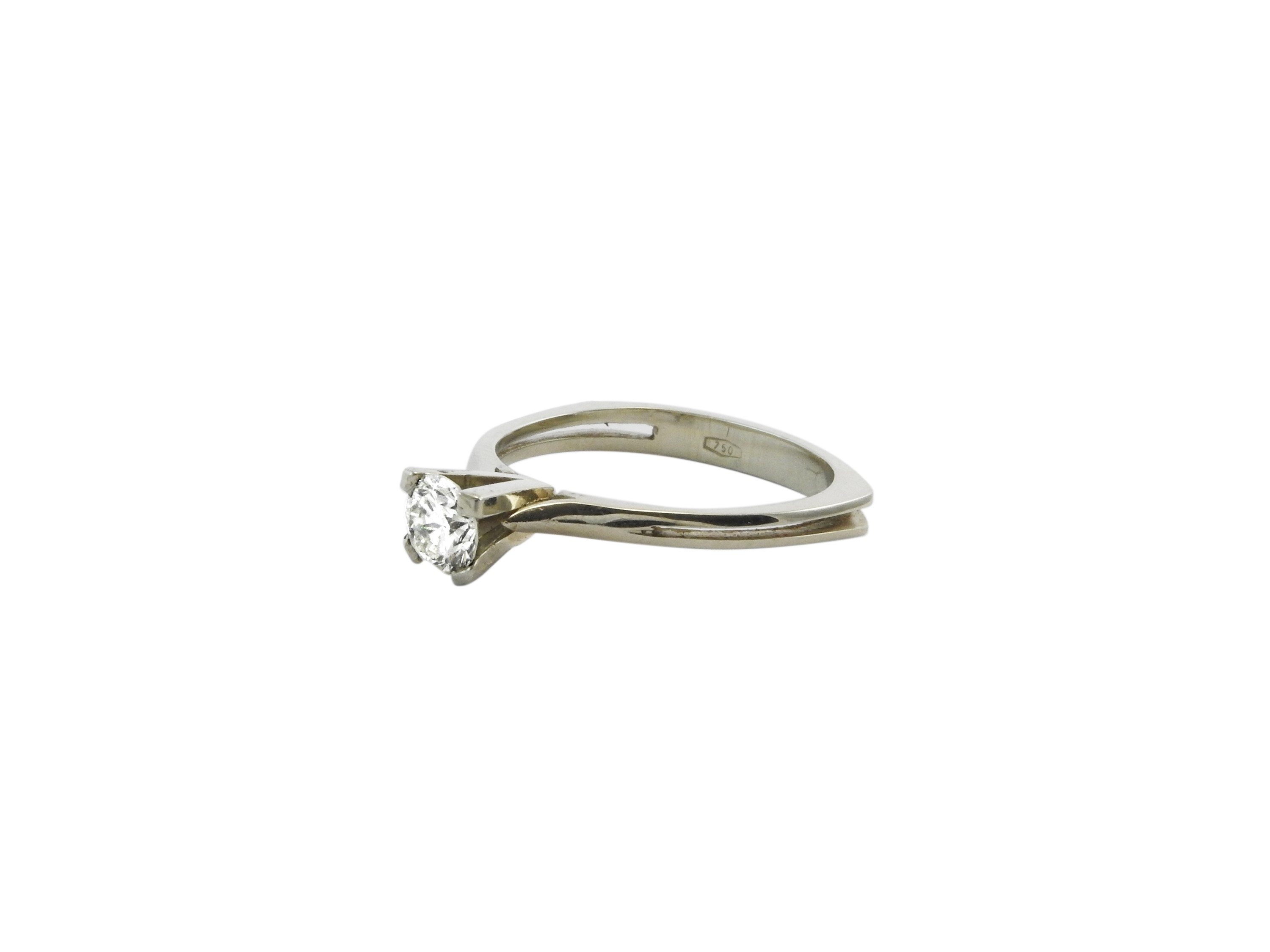 Anello Solitario in Oro Bianco con Diamante