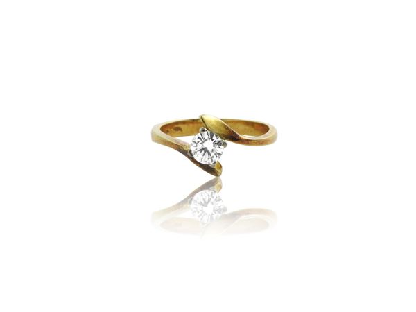 Anello solitario in oro giallo con diamante
