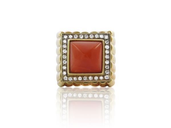 Grande anello in oro giallo e bianco fesonato con diamanti e corallo rossa arancio