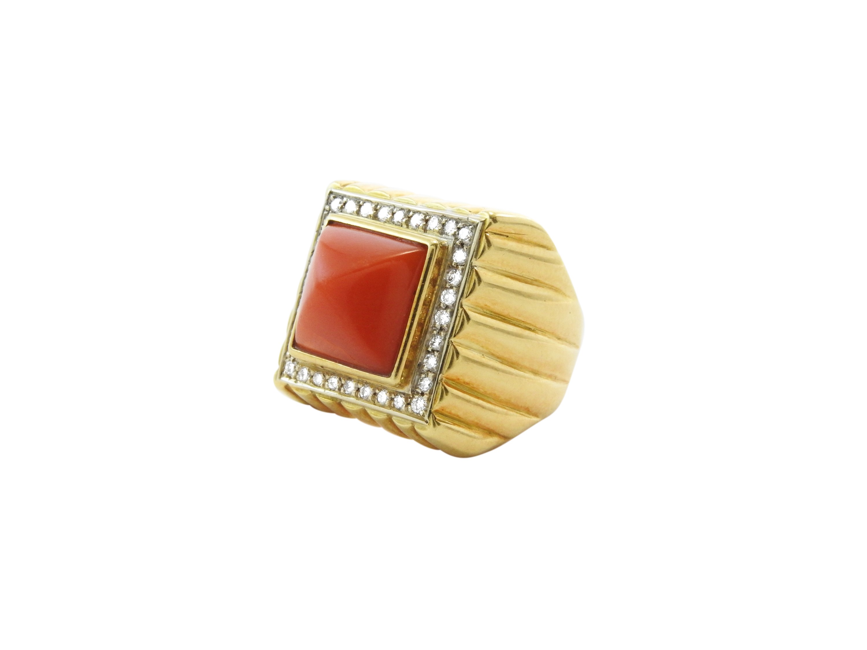 Grande Anello in Oro Giallo e Bianco Fesonato con Diamanti e Corallo Rossa Arancio