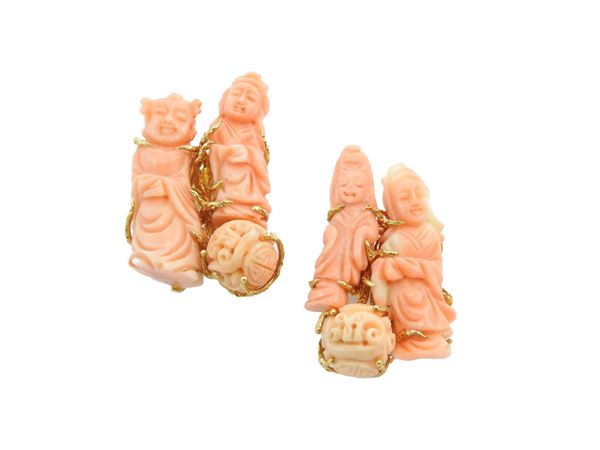 Orecchini in oro giallo con coralli rosa
