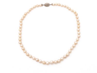 Collana di Perle Coltivate a Scalare con Fermezza in Oro Bianco e Diamanti