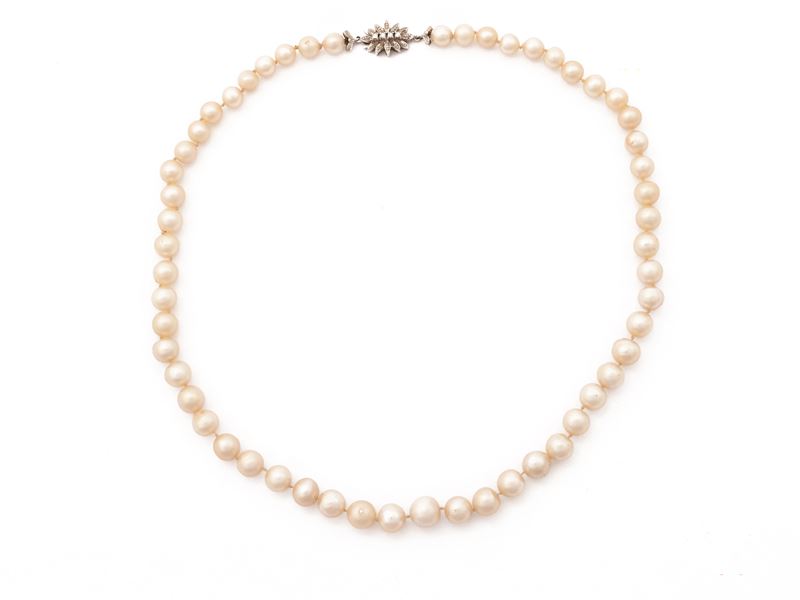 Collana di Perle Coltivate a Scalare con Fermezza in Oro Bianco e Diamanti