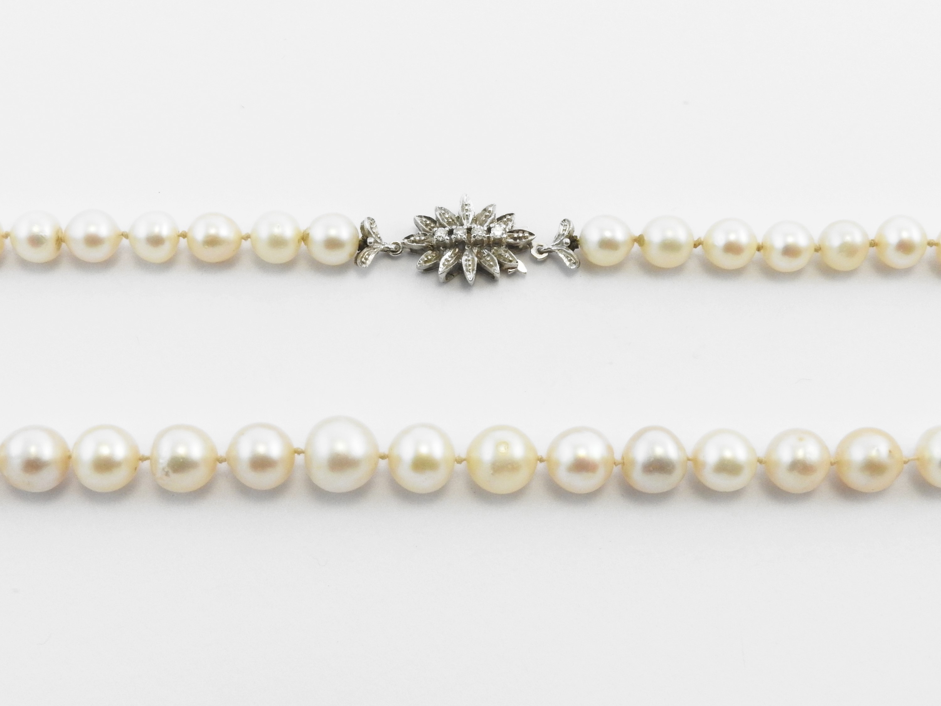 Collana di Perle Coltivate a Scalare con Fermezza in Oro Bianco e Diamanti