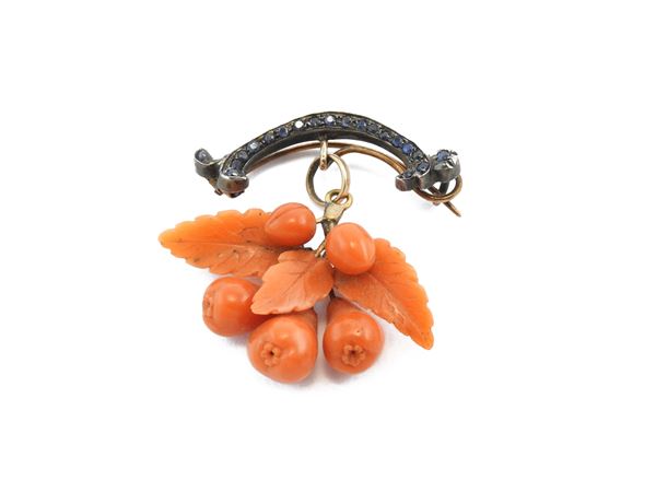 Spilla in oro a basso titolo e argento con zaffiri e coralli rosso arancio