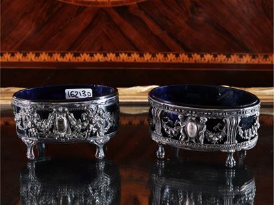 Due Saliere in Argento Simili tra Loro