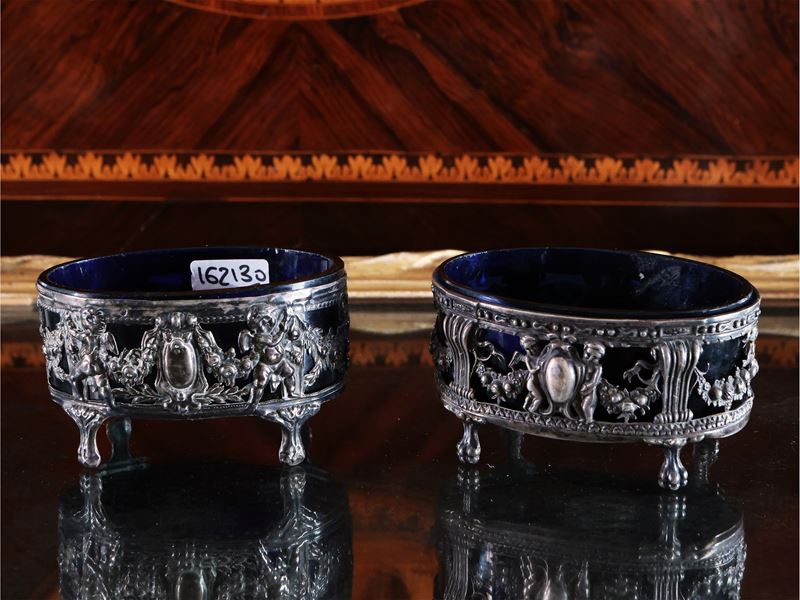 Due Saliere in Argento Simili tra Loro