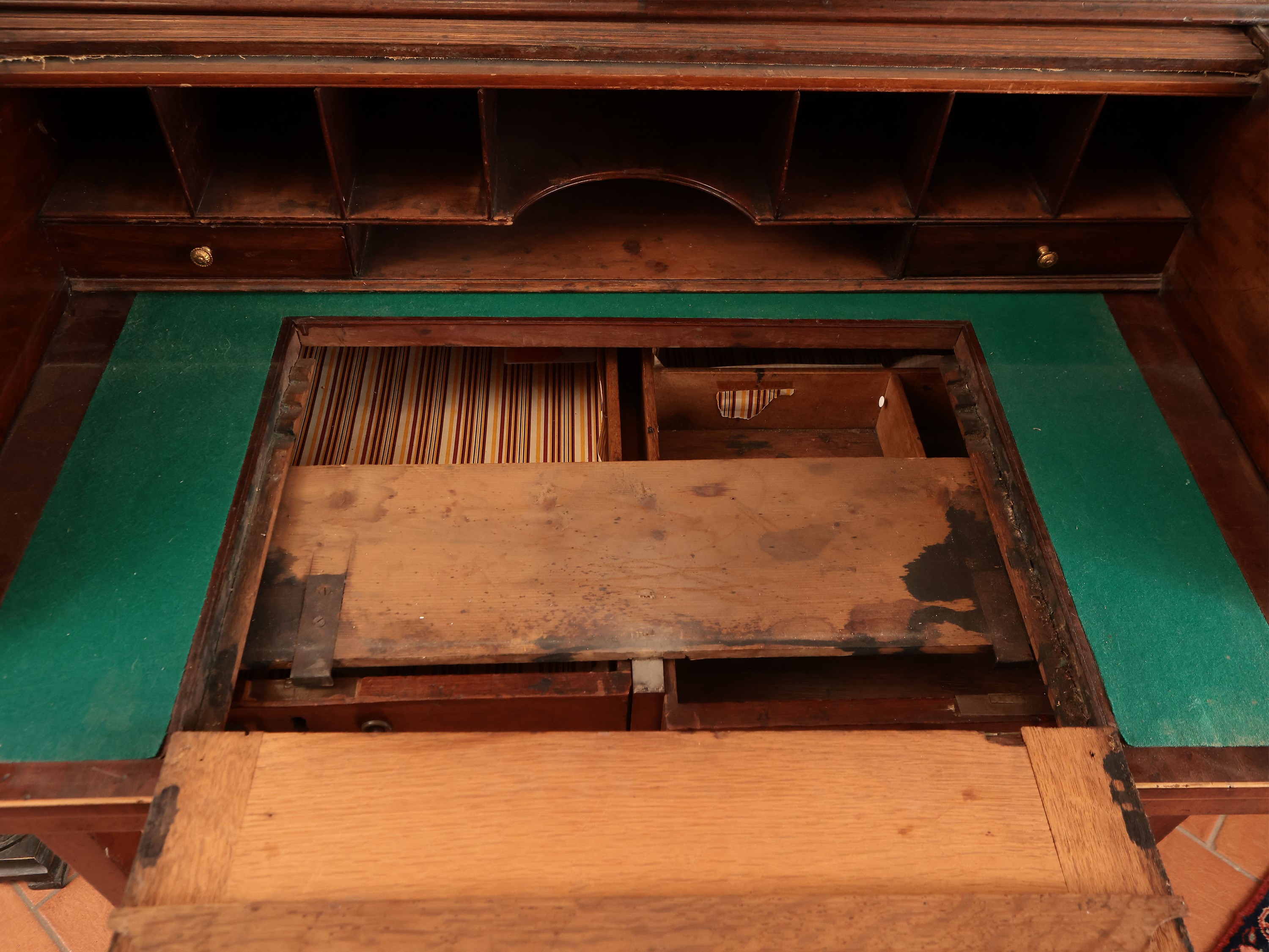 Scrittoio a rullo con alzata in noce