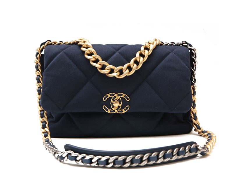 Chanel, Borsa 19 in Tessuto Trapuntato Blu Navy