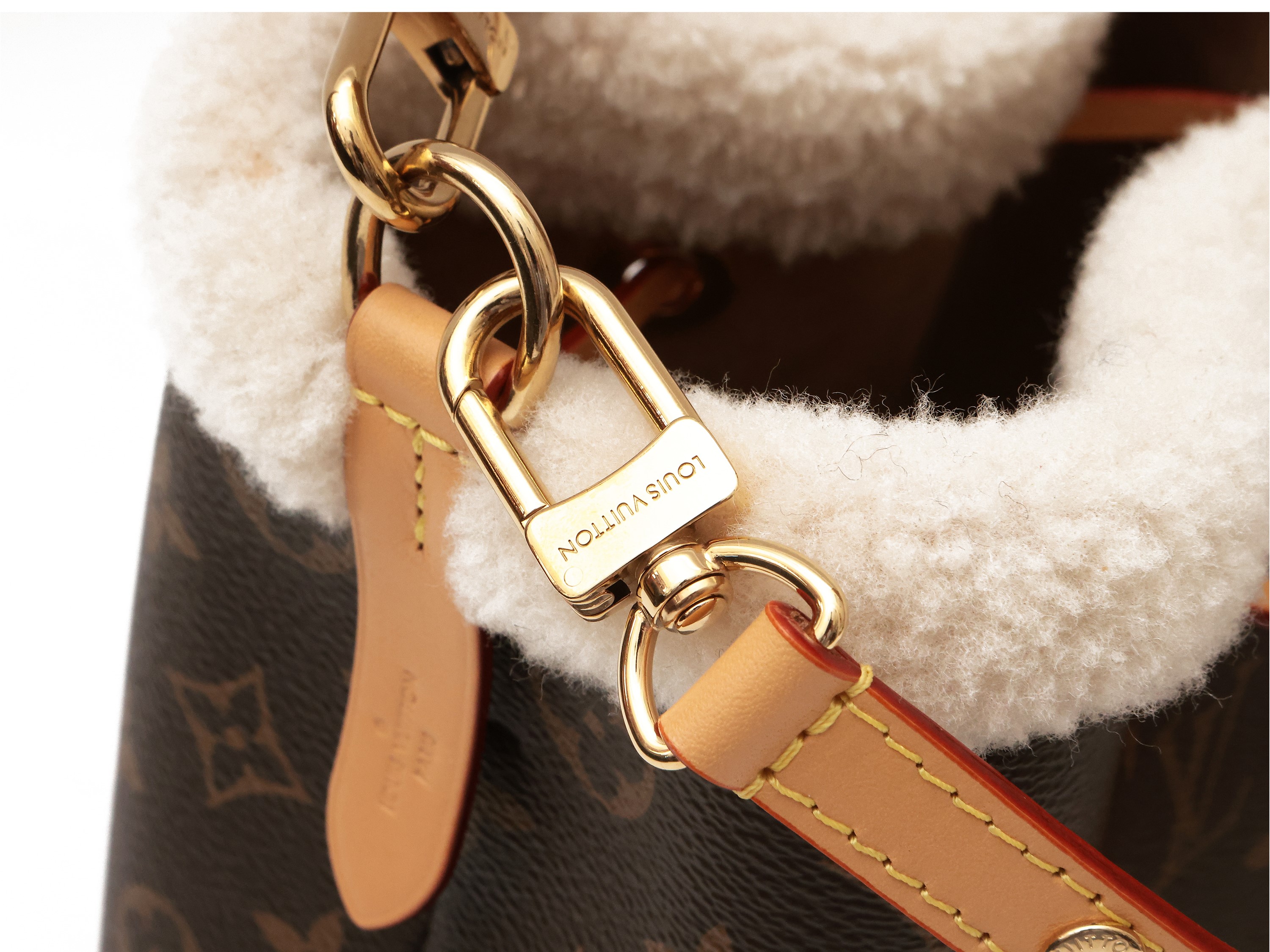 Louis Vuitton, Tote Bag Neònoè Shearling Bb in Tela Monogram