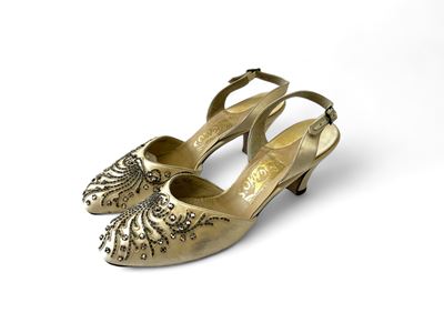 Salvatore Ferragamo Creations, Decolletè in Raso Avorio con Ricami in Perline Argento