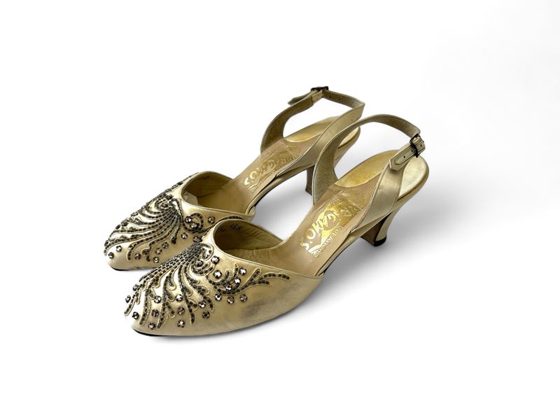 Salvatore Ferragamo Creations, Decolletè in Raso Avorio con Ricami in Perline Argento