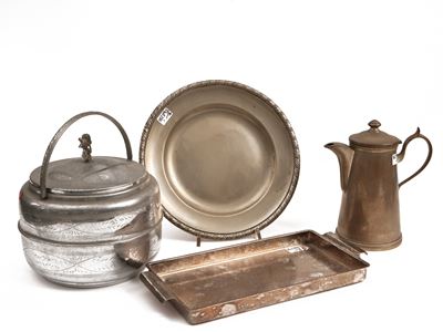 Assortimento di accessori per la casa in metallo argentato: biscottiera, piatto, vassoietto, bric...