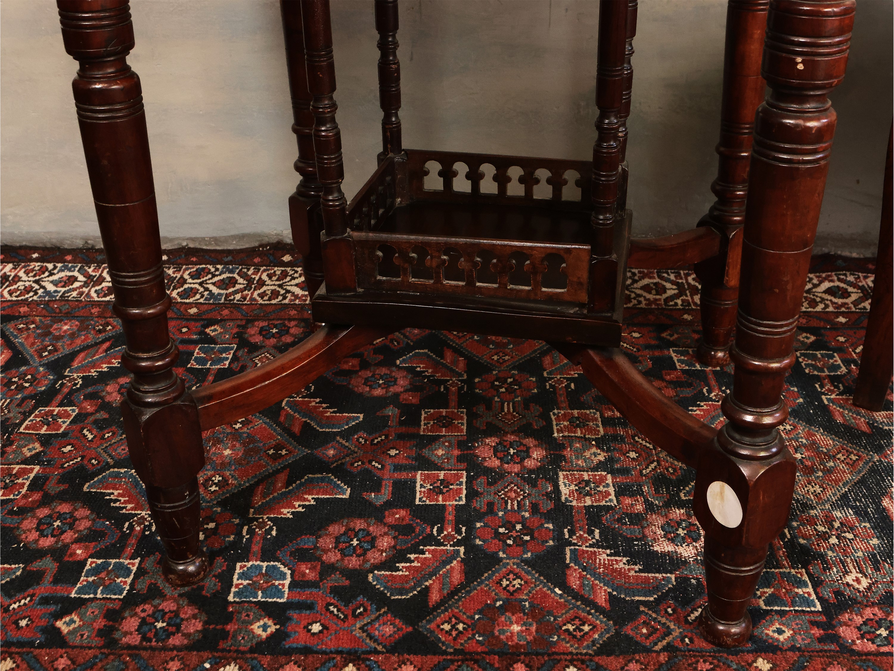 Tavolo da appoggio in noce