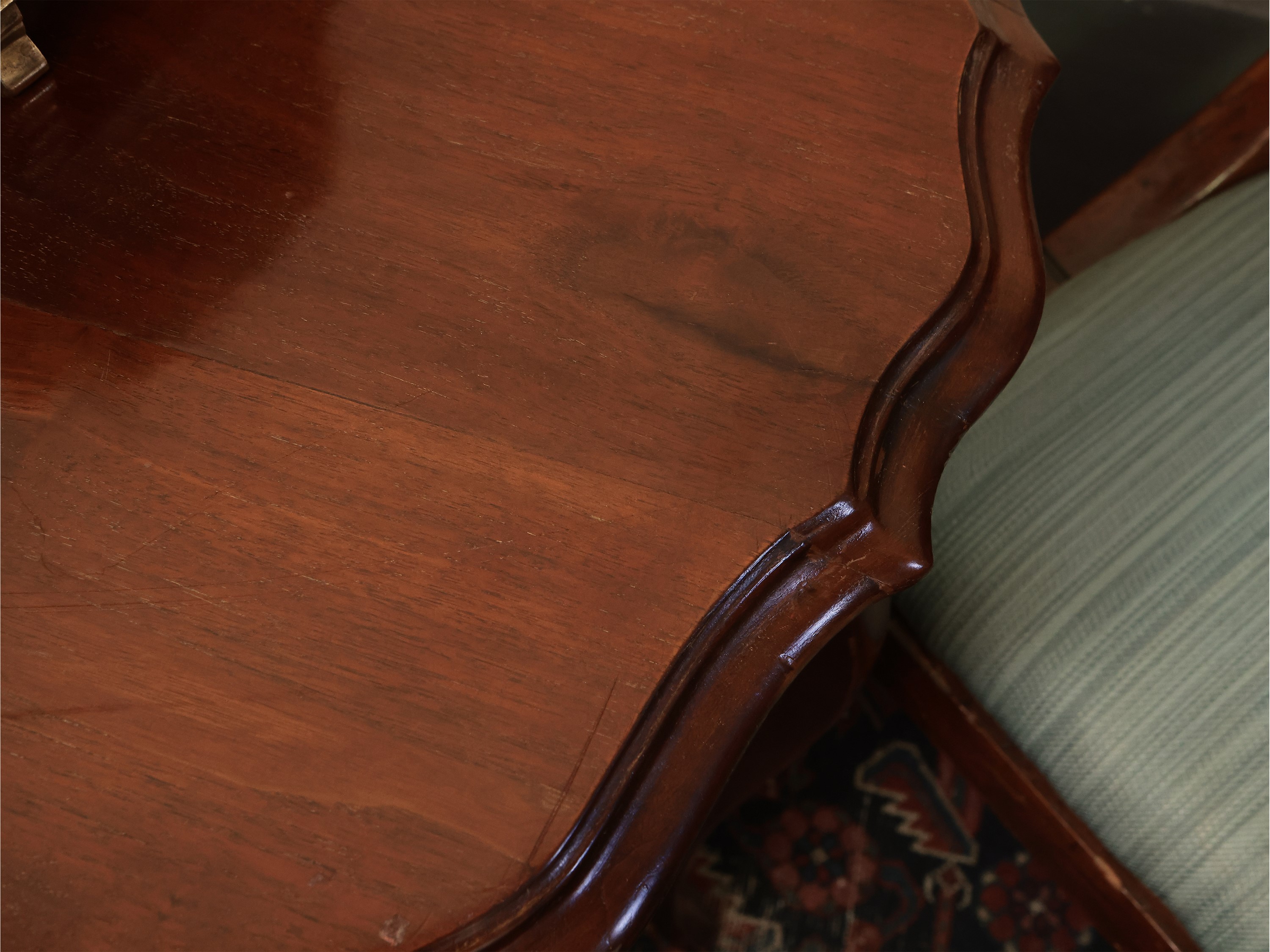 Tavolo da appoggio in noce