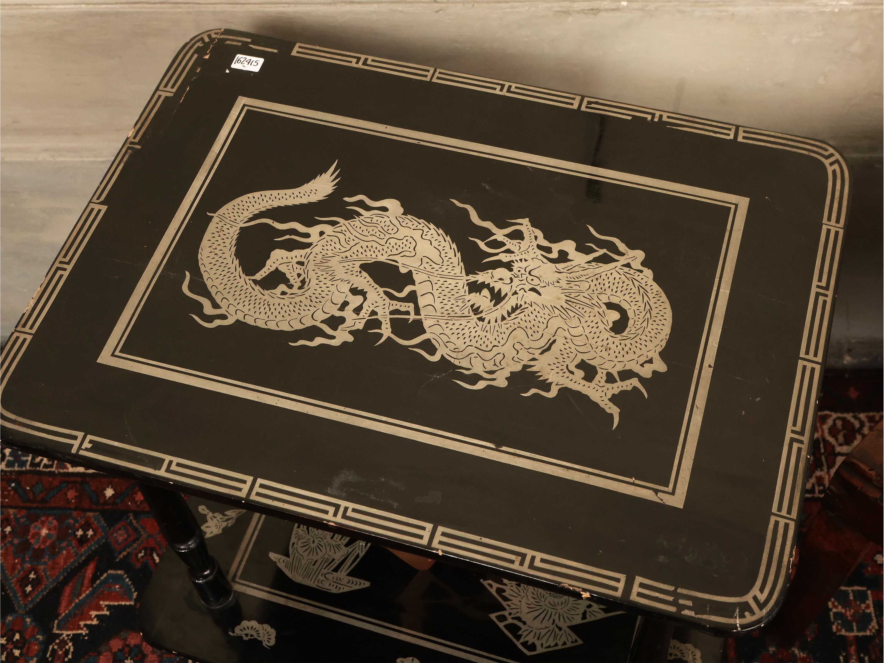 Tavolino da appoggio in legno laccato nero