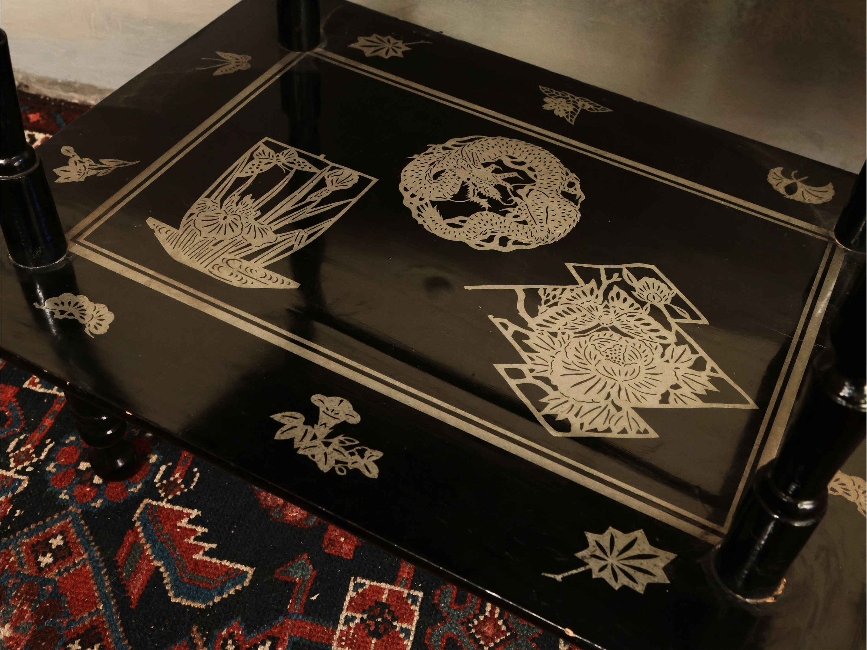 Tavolino da appoggio in legno laccato nero