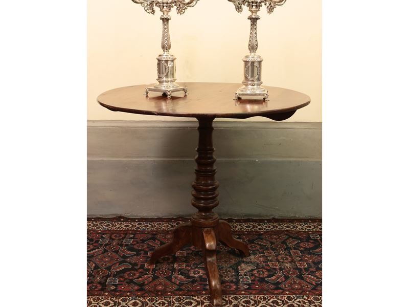 Tavolo a vela in noce