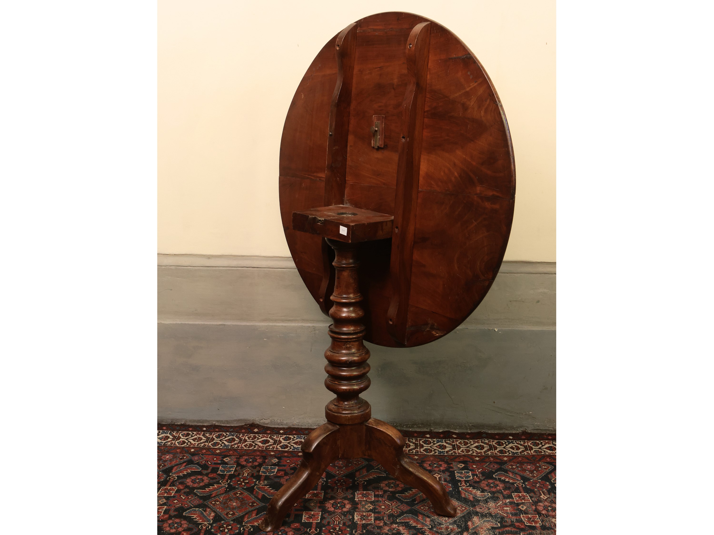 Tavolo a vela in noce