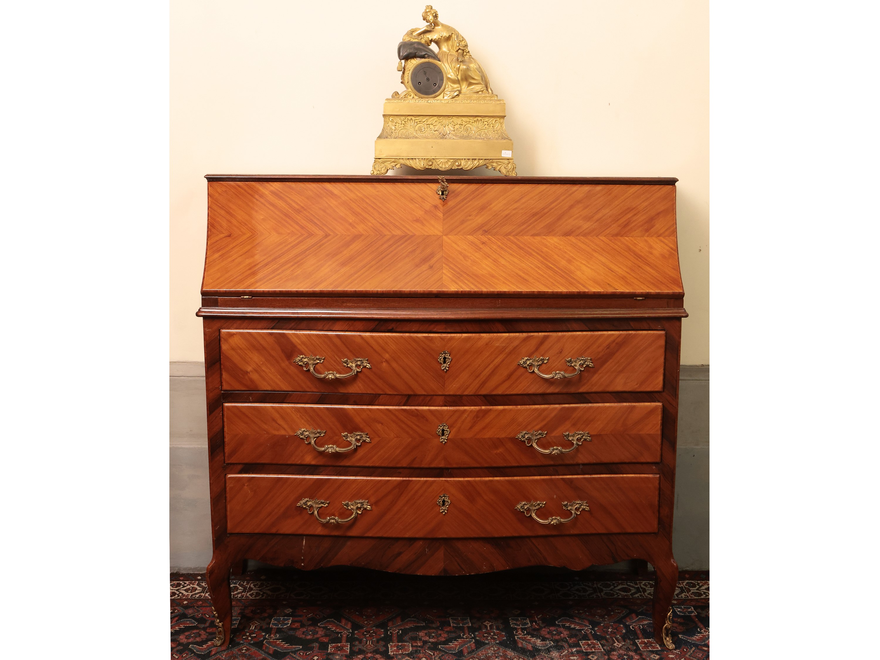 Cassettone a ribalta impiallacciato in legno di rosa ed altre essenze