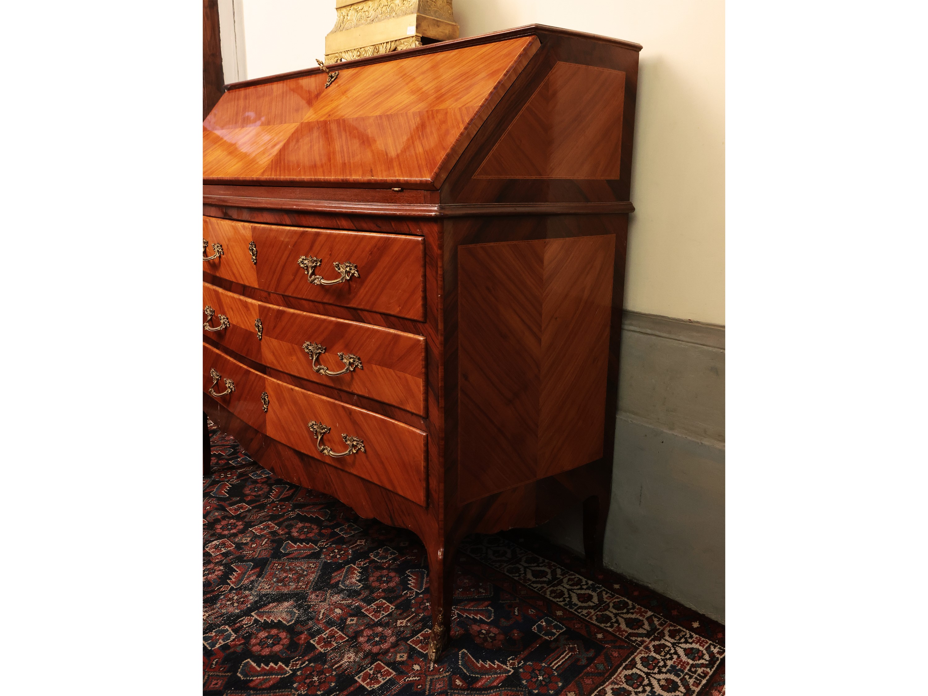 Cassettone a ribalta impiallacciato in legno di rosa ed altre essenze