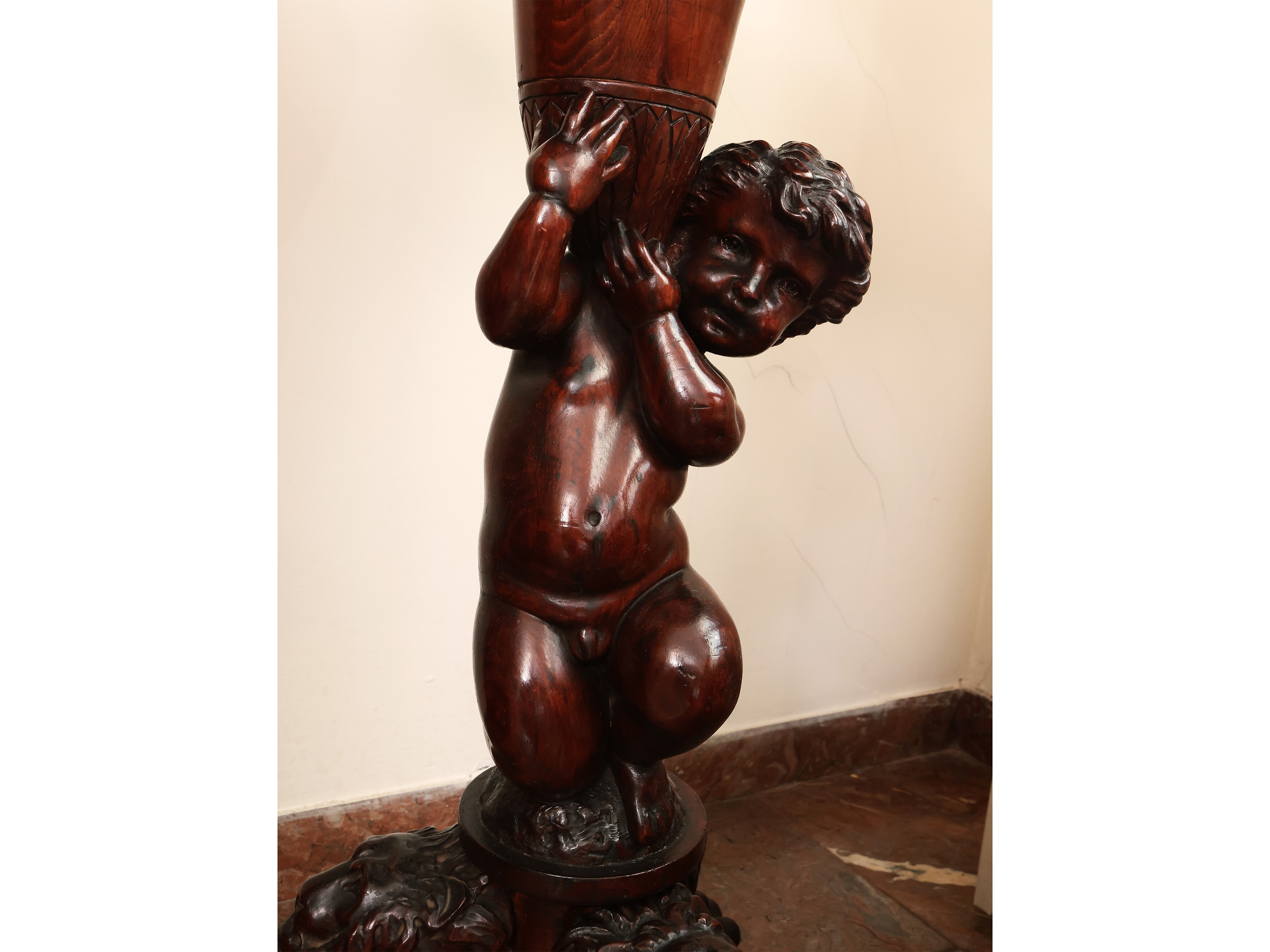 Tavolino-scultura da Appoggio in Noce