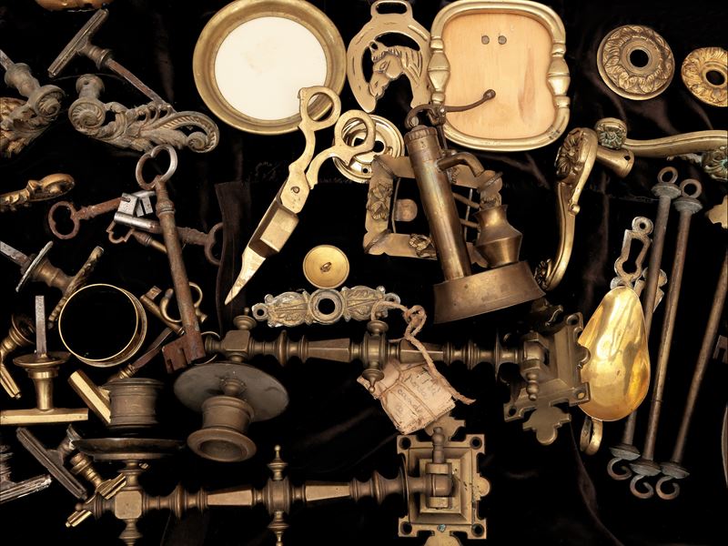 Miscellanea di Curiosità in Ottone e Altri Metalli