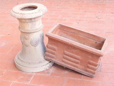 Due Accessori da Giardino in Terracotta