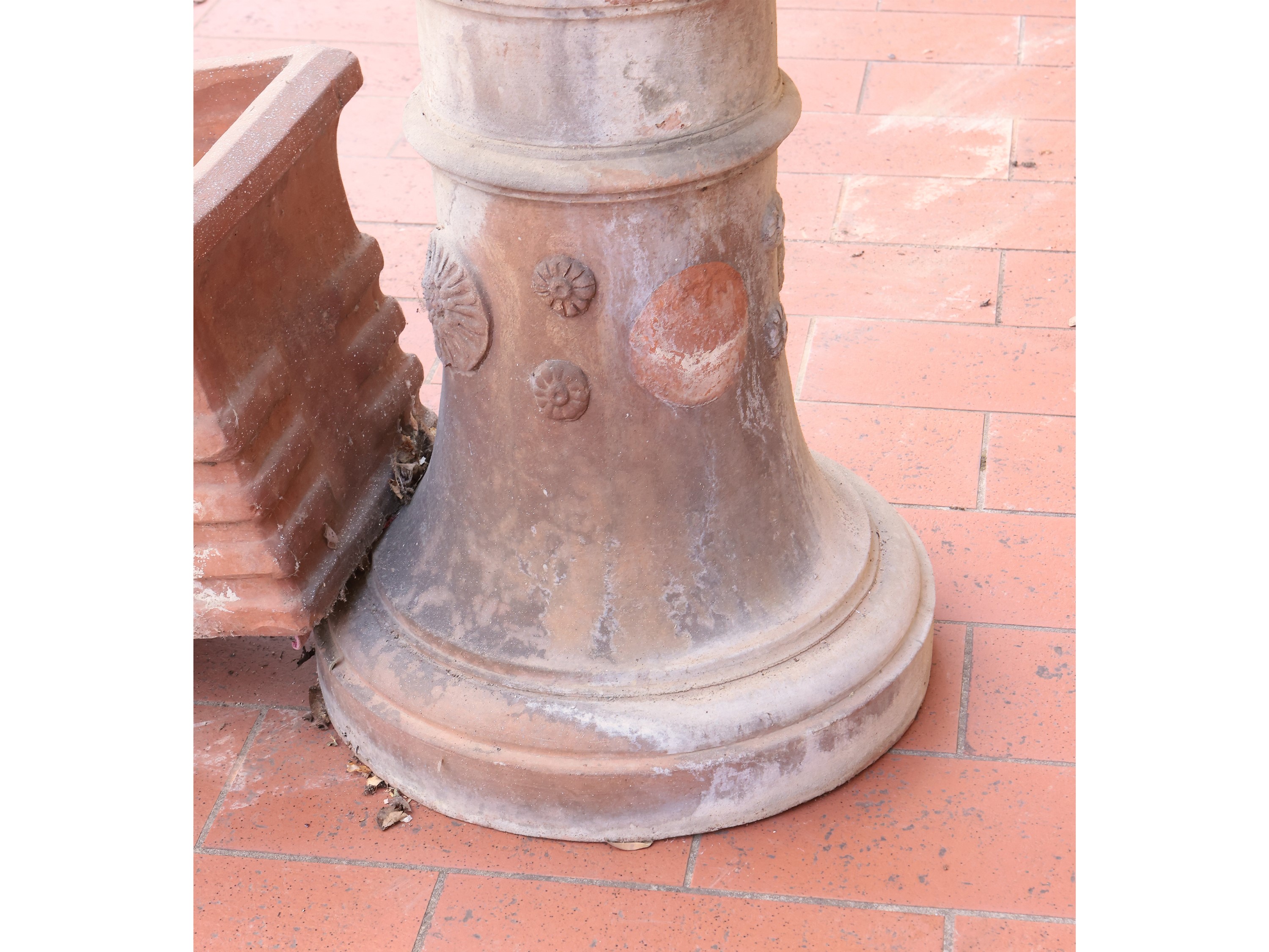 Due Accessori da Giardino in Terracotta