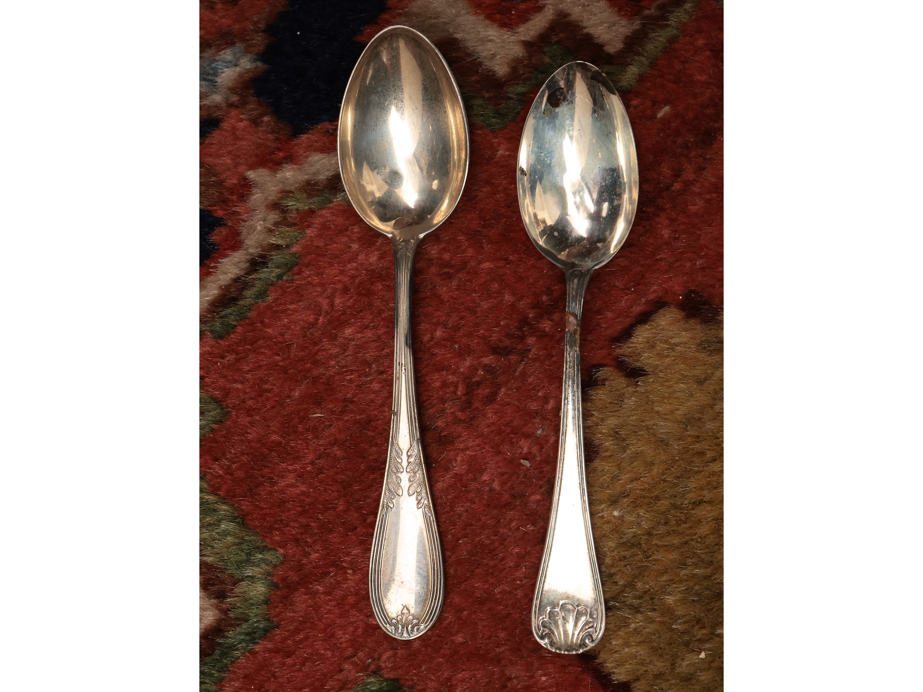 Due serie di cucchiani in argento