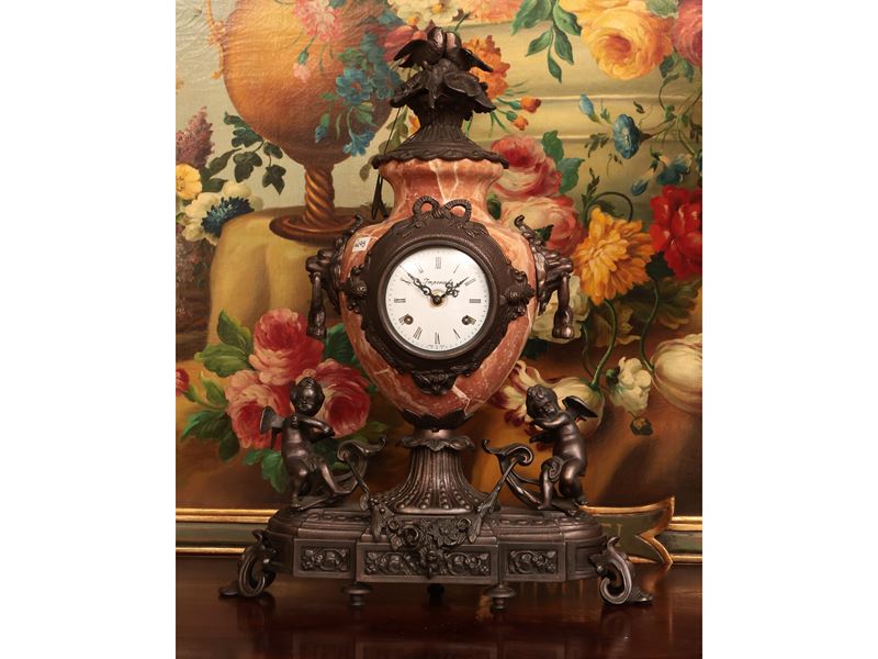 Grande orologio da tavolo in marmo e metallo patinato