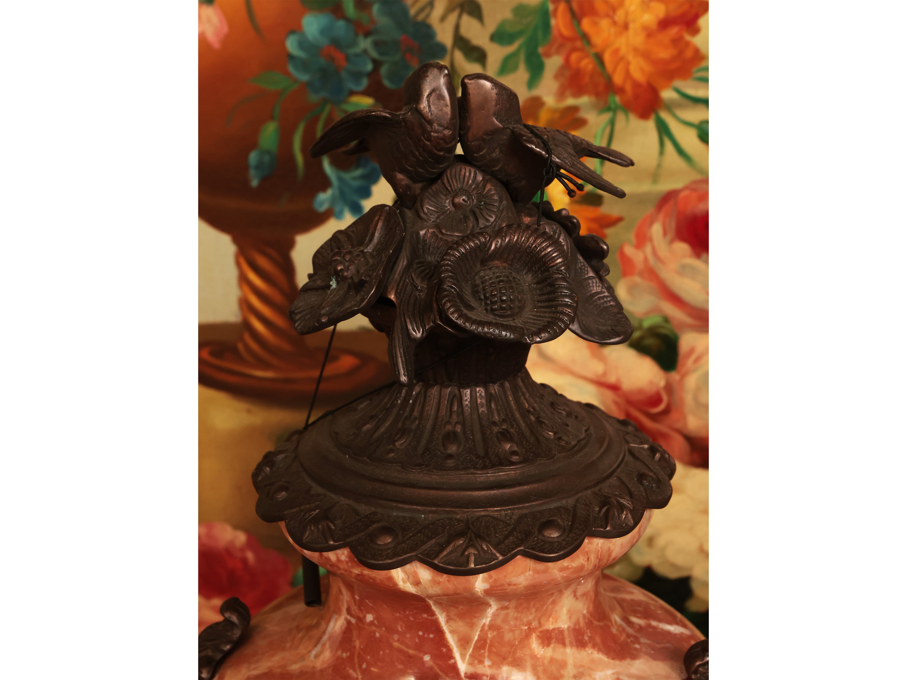 Grande orologio da tavolo in marmo e metallo patinato