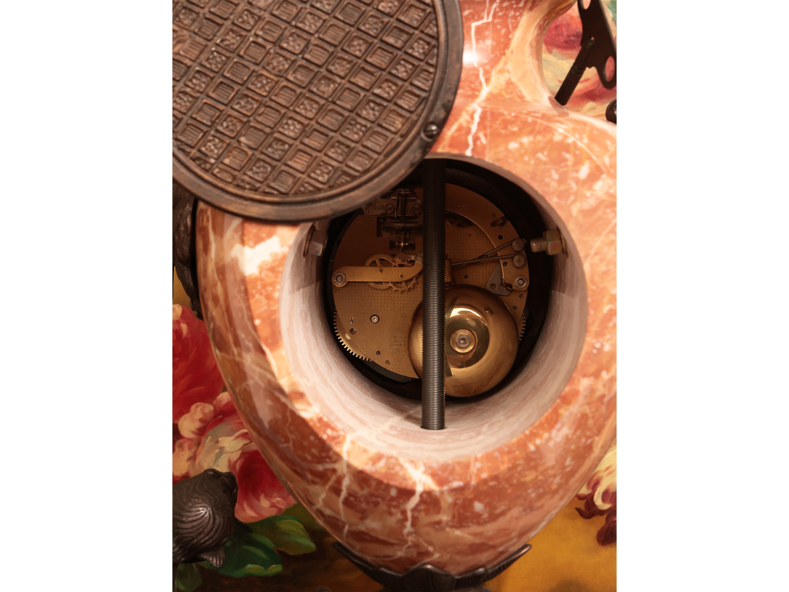 Grande orologio da tavolo in marmo e metallo patinato