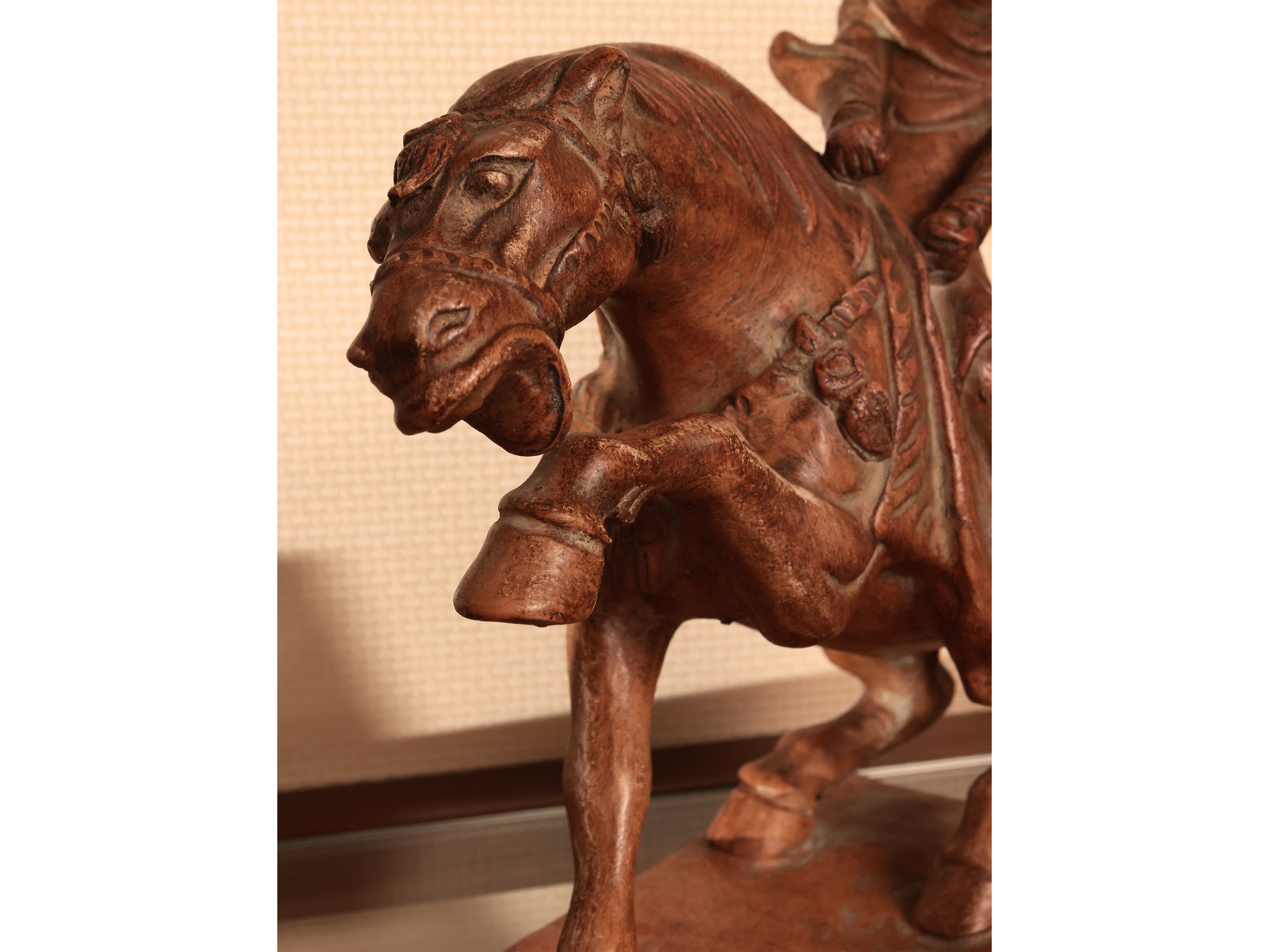 Coppia di gruppi di gusto orientale in terracotta patinata