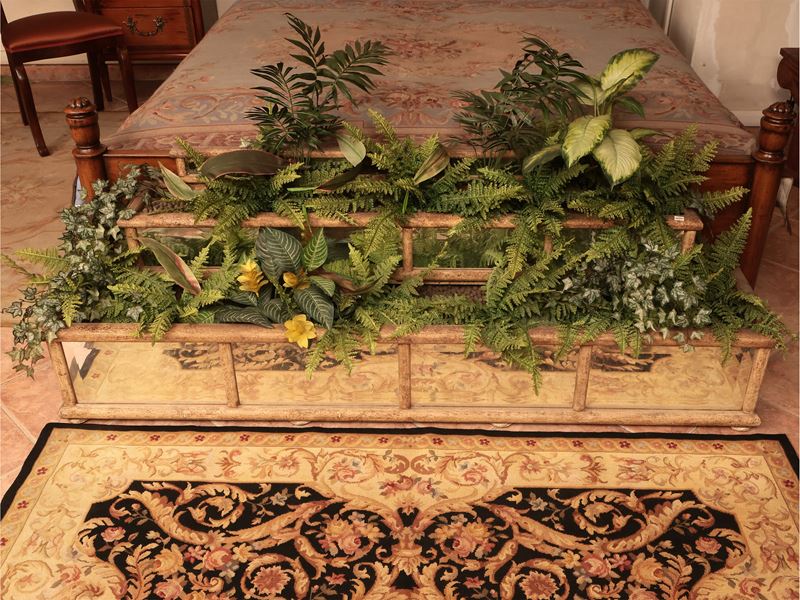 Grande Fiorera in Legno Laccato con Applicazioni a Specchio