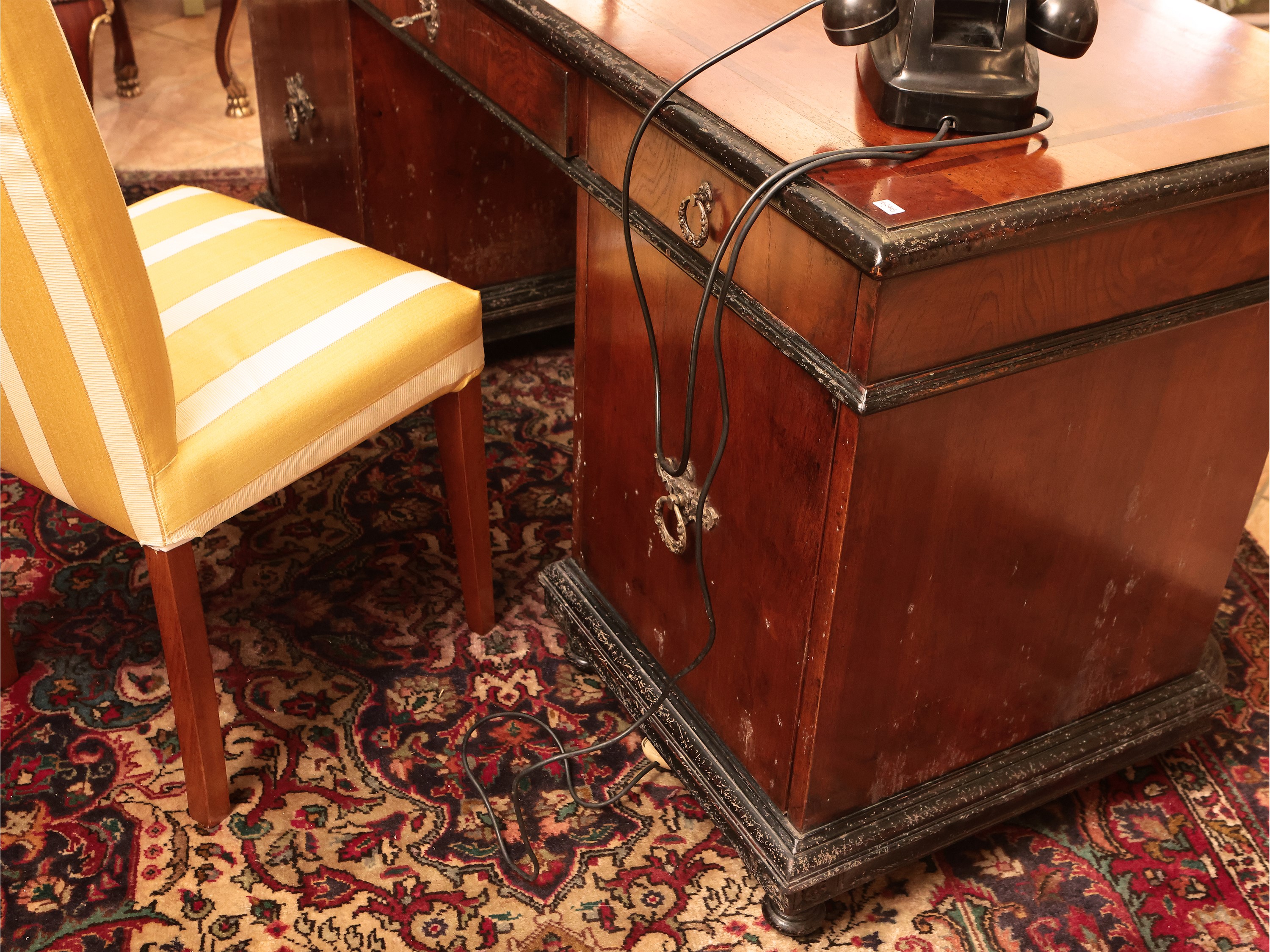 Scrivania da centro a banco in noce con profili in legno ebanizzato